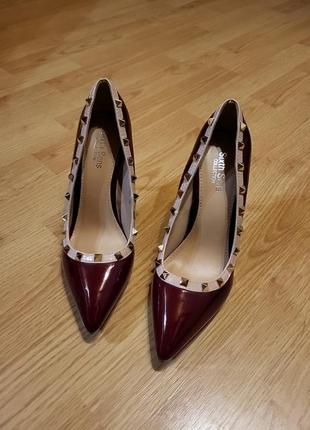 Туфл і шпилькі бордові
