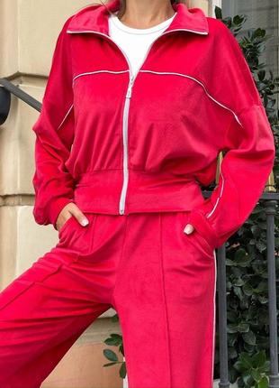 Яскравий костюм