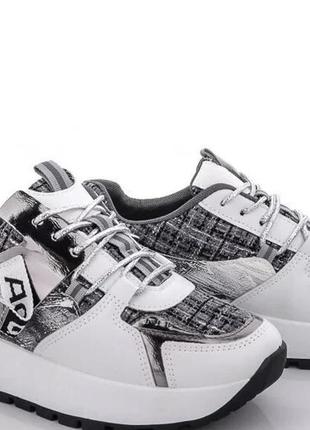 Женские кроссовки