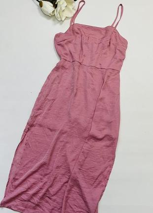 Расива сукня на брителях.