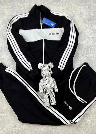 Спортивний костюм в стилі adidas
