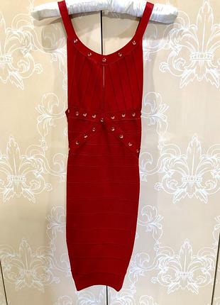 Красное бандажное платье со стразами