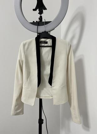 Пиджак белый с черным воротничком3 фото