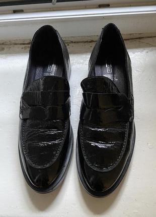 Чорні лакові шкіряні лофери