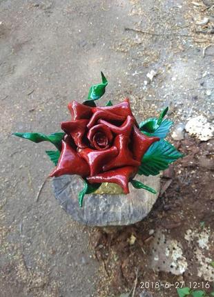 Собственноручно кованая роза на металлической пластине с гравировкой