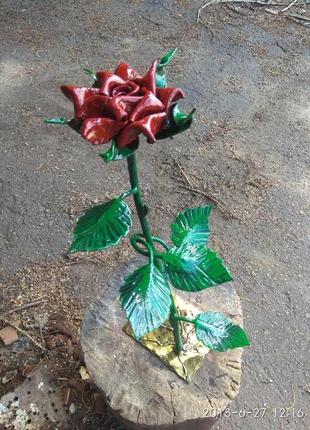 Собственноручно кованая роза на металлической пластине с гравировкой