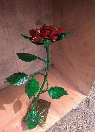 Собственноручно кованая роза на металлической пластине с гравировкой