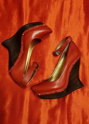 Шикарні червоні шкіряні туфлі alexander mcqueen з шипами, на танкетці.