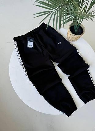 Темні fred perry штани на лампасах