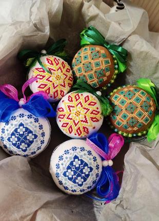 Новорічні іграшки на ялинку (святкові прикраси)