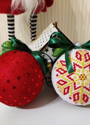 Новорічні іграшки на ялинку (святкові прикраси)