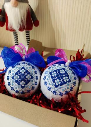 Новорічні іграшки на ялинку (святкові прикраси)