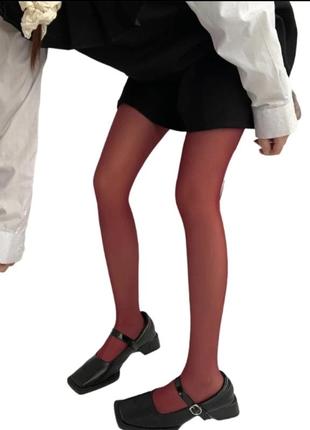 Олар топтық секс көру үшін еңкейіп, порно видеоны айналып өтті.