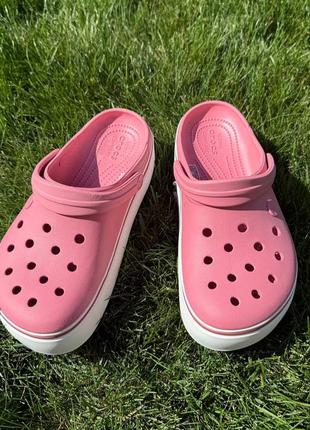 Женские кроксы сабо на платформе crocs crocband platform blossom розовые идеальные crocs для ваших ножек