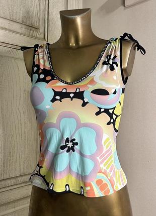 Яркая майка с стразами от blumarine 🩵
