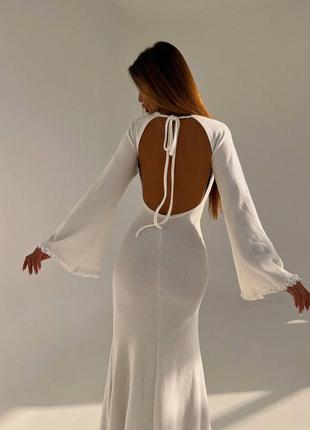 Длинное платье с открытой спиной