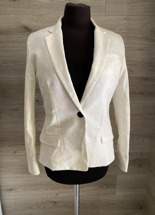 Красивый пиджак молочный на одну пуговицу 36 с