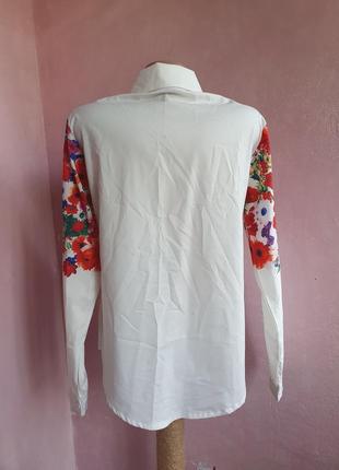 Біла сорочка з квітами9 фото