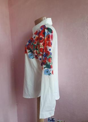Біла сорочка з квітами8 фото
