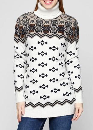 Белый свитер с орнаментом