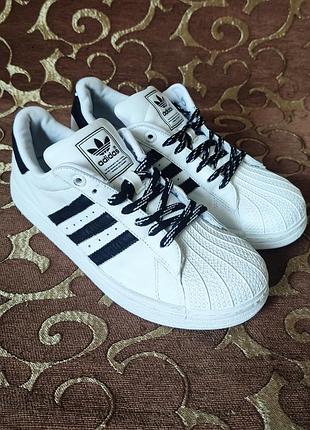 Кроссовки adidas в размере 38.