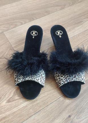 Тапочки леопардові кімнатні з пір'ям на танкетці чорні clarks feather
