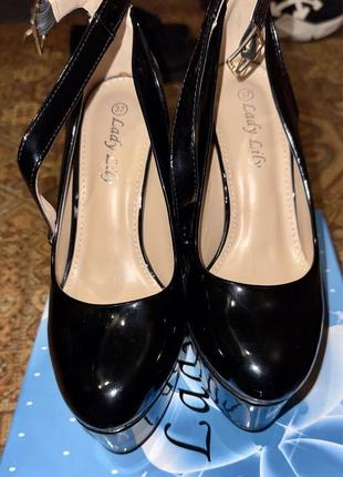 Лаковые туфли