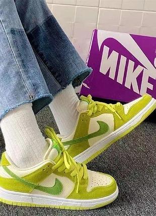 Кросівки в біло-зеленому кольорі sb dunk low green apple від nike (найк).
