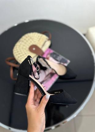 Стильные туфли с камушками