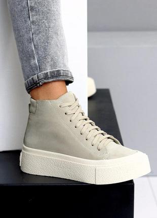 Натуральные замшевые демисезонные бежевые ботинки на высокой подошве