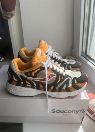 Кросівки saucony.
