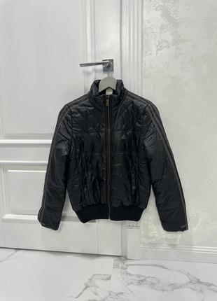 Черная куртка adidas