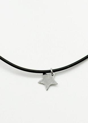 Серебряное колье со вставкой каучук, размер 37 см x 0,15 см, вес: 2.0 г