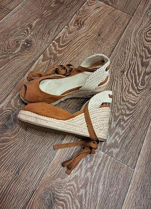 Трендові босоніжки на танкетке