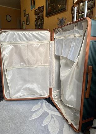 Чемодан на колесах3 фото