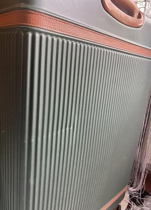 Чемодан на колесах5 фото