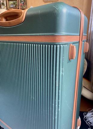 Чемодан на колесах6 фото
