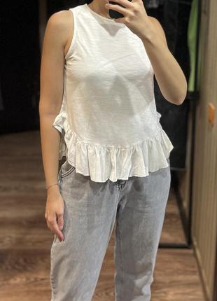 Жіноча біла майка з баскою