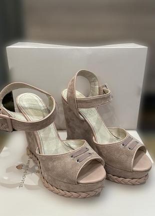 Босоножки на платформе