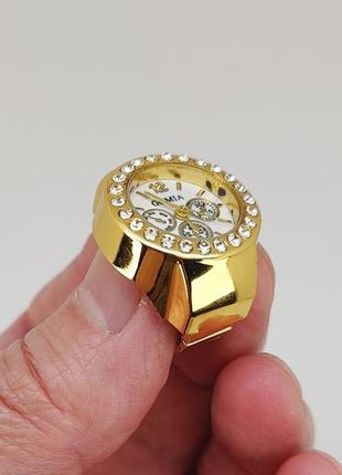 Часы-кольцо на палец с белым циферблатом и стразами (цвет-золото) арт. 050113 фото