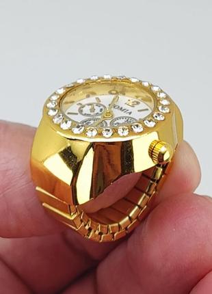 Часы-кольцо на палец с белым циферблатом и стразами (цвет-золото) арт. 050112 фото