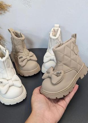 Красивые ботинки для девочки бежевые и белые с бантиком