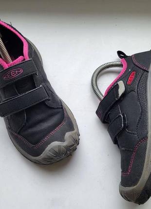 Осенние детские плотные кроссовки от бренда 
keen