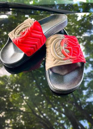 Бежево-червоні чоловічі тапки