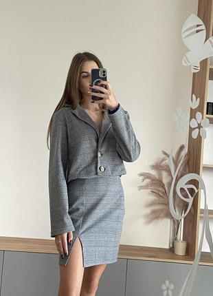 Костюм зі спідницею та піджаком в клітинку