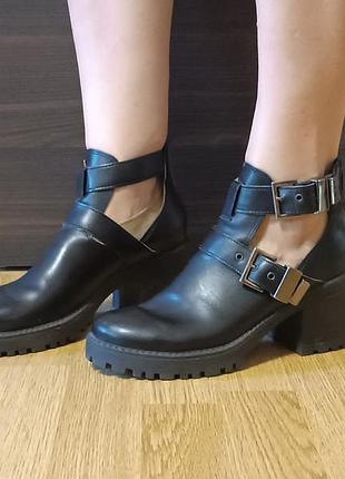 Кожаные туфли, ботльоны bata