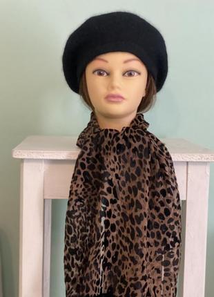 Черный берет с ангоркой