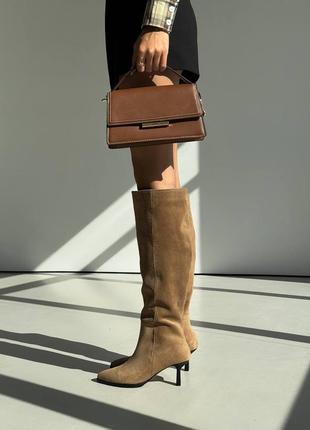 Замшевые сапоги песочного цвета