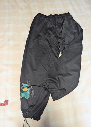 Новые спортивные штаны мужские черные с принтом