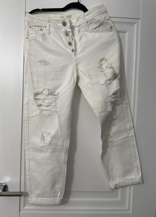 Белые джинсы мом stradivarius